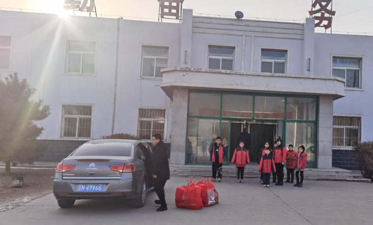 愛心幫扶貧困生，冰河助學(xué)暖人心